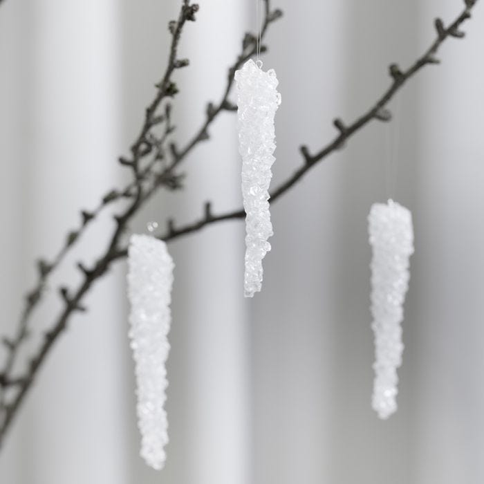 Istappar formade av Sticky Base och konstgjord snö till upphängning.