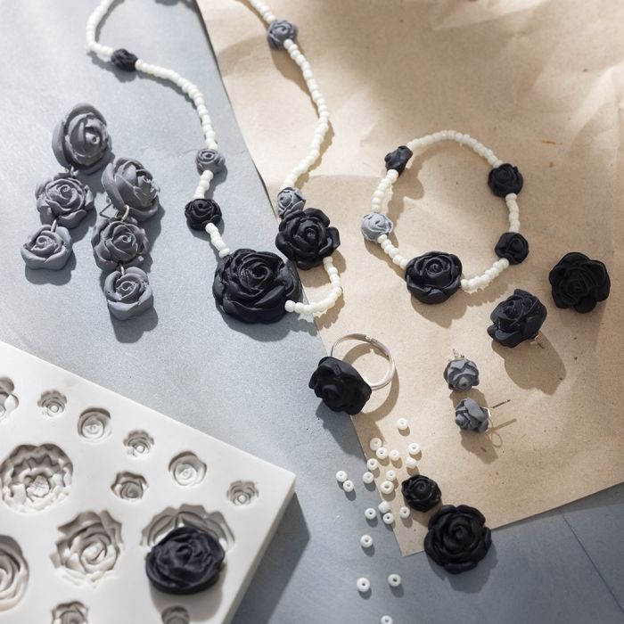 Lersmycken i form av rosor