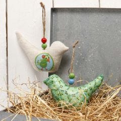Fågel av tyg, dekorerad med decoupagepapper och pärlor