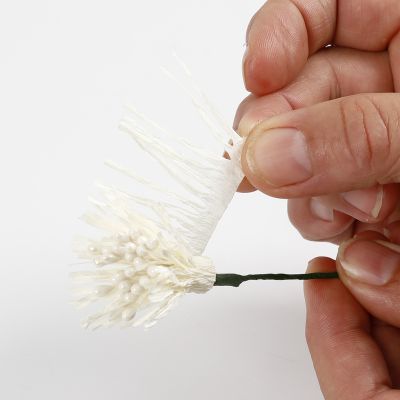 Så här gör du kräppblommor med pärla i mitten