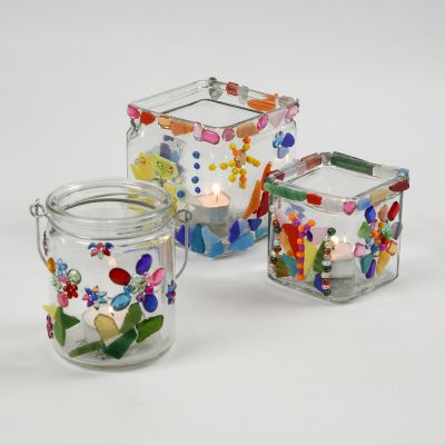 Färgad mosaik på ljusglas