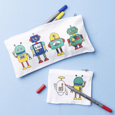 Pennfodral och börs med robotmotiv, dekorerade med textilpennor