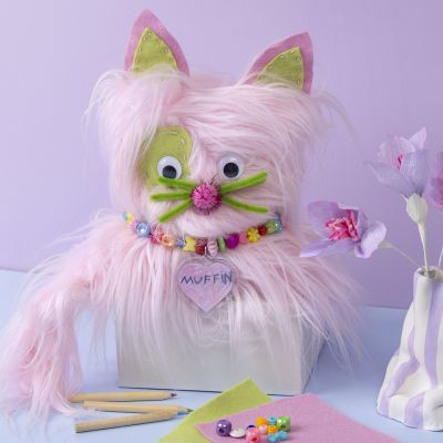 Katt sydd av fuskpäls