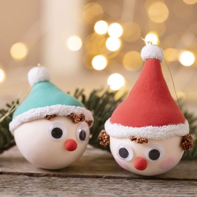 Julgranskulor formade som tomtenissar av Silk Clay® och Foam Clay®