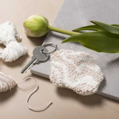 Nyckelring gjord med punch needle‑tekniken