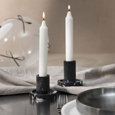 Ljusstakar i svart resin med bladsilver