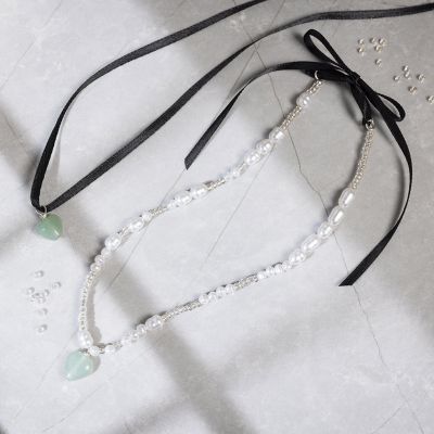 Halsband med aventurinhjärta och satinband