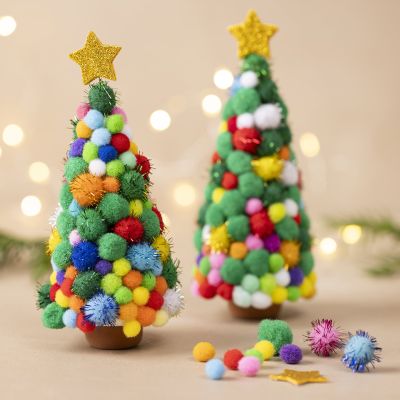 Färgglada julgranar av garnbollar