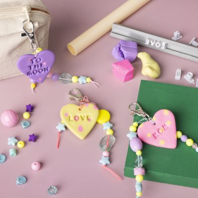 Söta charms i lera och pärlor