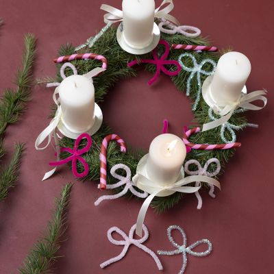 Julkrans med dekorationer i fin lera och piprensare 