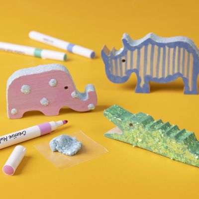 Trädjur dekorerade med tuschpennor och glitter clay