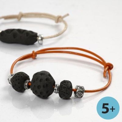 Armband av lerp&auml;rlor, svartbr&auml;nda p&aring; gl&ouml;d