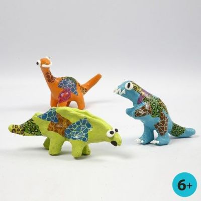 Dinosaurier, dekorerade med decoupagepapper och f&auml;rg