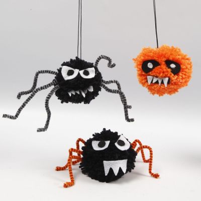 Läskiga kryp till Halloween av pompomer