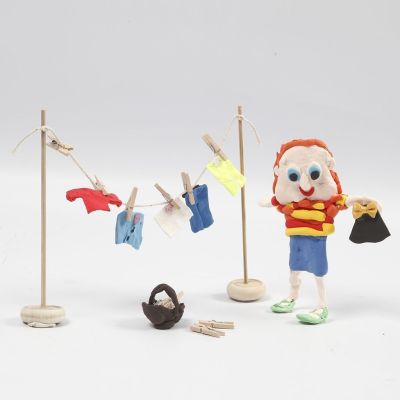 Figur av Silk Clay och torkst&auml;llning med kl&auml;der