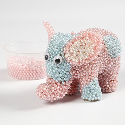 Elefant av papp klädd med Pearl Clay och rullögon