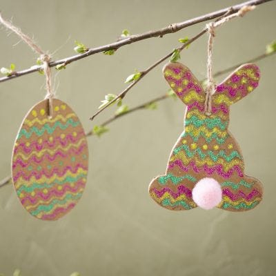 Påskägg och påskhare med glitterlim och garnboll