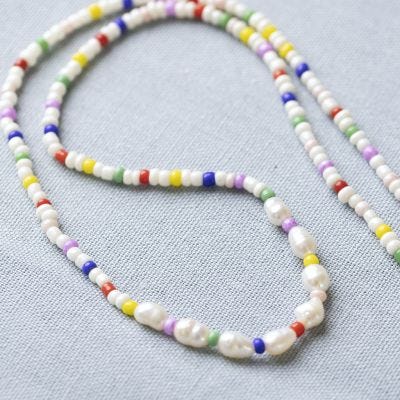 Halsband med rocaillepärlor och sötvattenspärlor