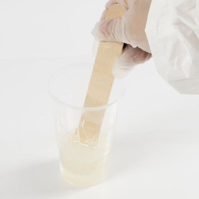 Så här blandar du resin och härdare