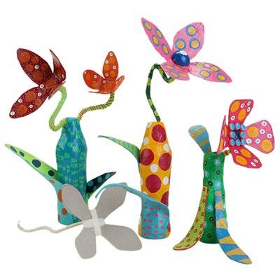 Yayoi Kusama-inspirerade blommor tillverkade av papier-mâché.