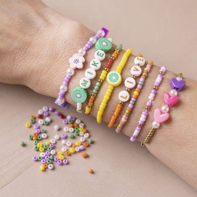 Armband med rocaillepärlor, bokstavspärlor och formade träpärlor