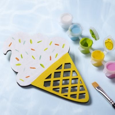 Glasstrut i målat trä
