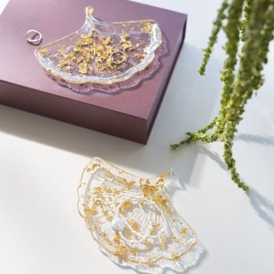 Bladformat fat i klar bio-resin med gulddetaljer