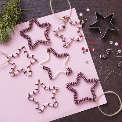 Julstjärnor av metalltråd och paljetter