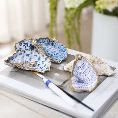 Ostronskal dekorerade med decoupage och guldpenna