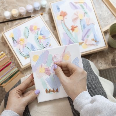 Blandade mediebilder med akryl och broderi