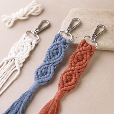Nyckelring eller väskdekoration i macramé