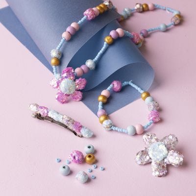 Barnsmycken med pärlor och glitter clay