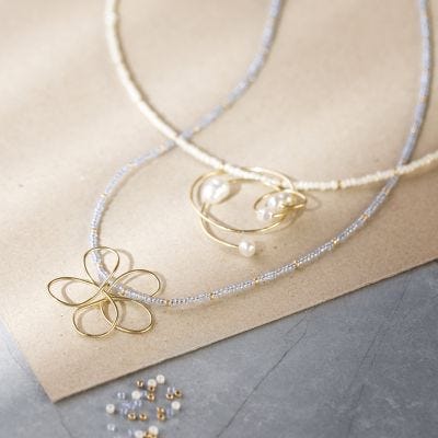 Pärlhalsband med hängsmycken utav smyckestråd