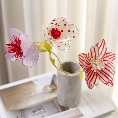Kräppappersblommor dekorerade med Kreativ Multi Tusch