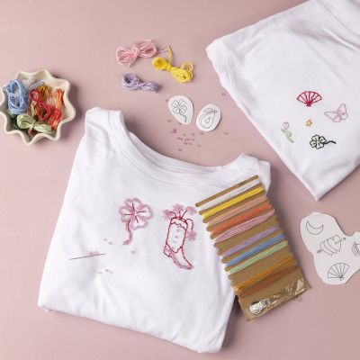 T-shirt dekorerad med broderi och pärlor