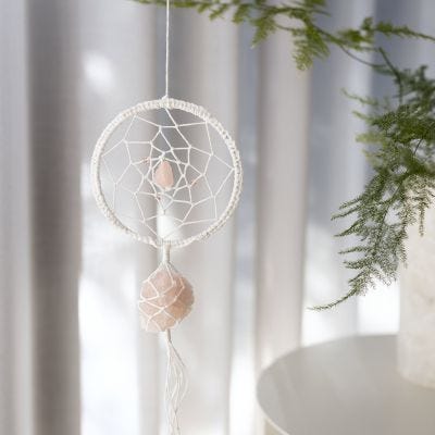 Drömfångare med rosenkvartskristaller