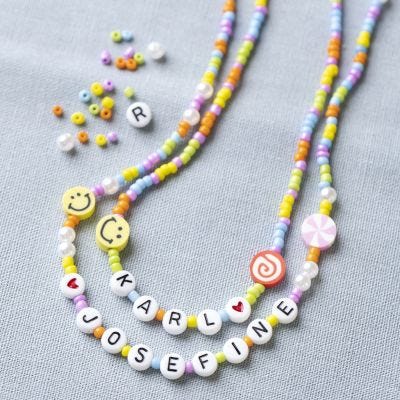 Pärlhalsband med bokstäver, figurer och smileys