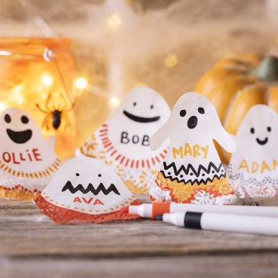 Halloween-placeringskort i form av ett spöke 