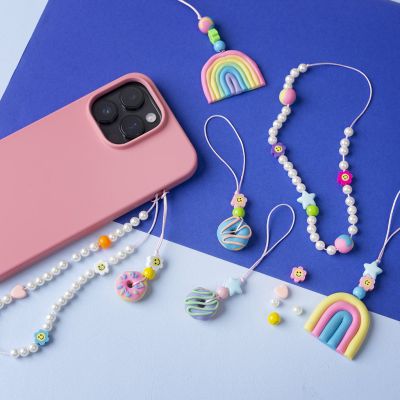 Mobilcharms av pärlor och figurer