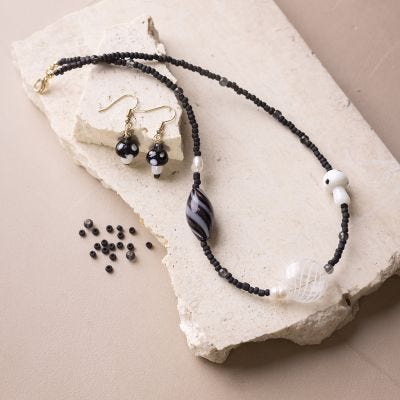 Halsband och örhängen med svarta pärlor