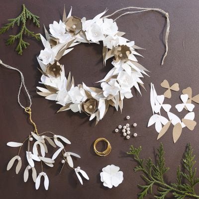 Blomsterkrans och mistel i papper