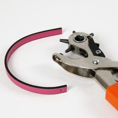 Armband av läderrem