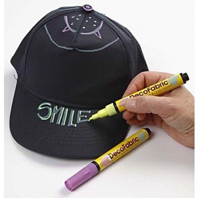 Kepsar dekorerade med Neon textiltusch