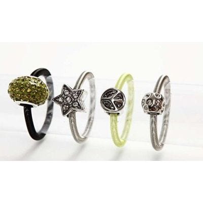 Ringar av fjäderarmband