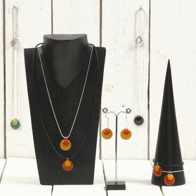 Halsband och örhängen med metallplattor