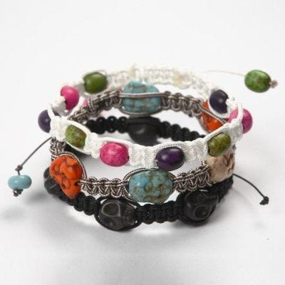 Knutet armband med färgad howlit