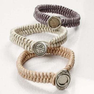 Armband av flätat läder med knapplås
