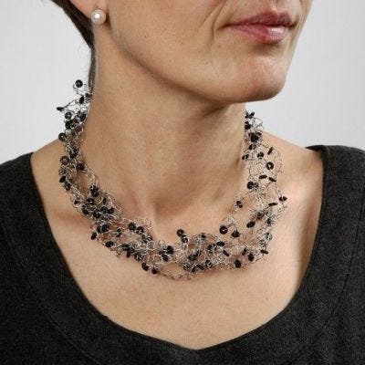 Virkat halsband av smyckewire med silikonringar.
