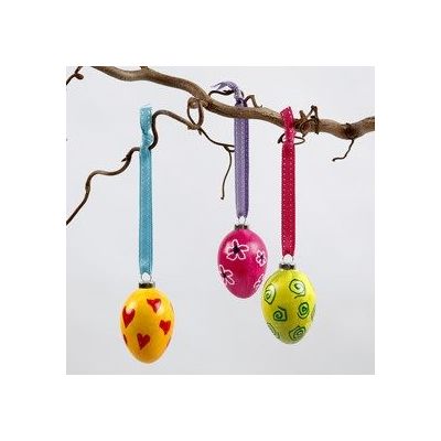 Målade ägg av terrakotta dekorerade med tusch