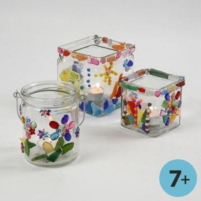 Färgad mosaik på ljusglas